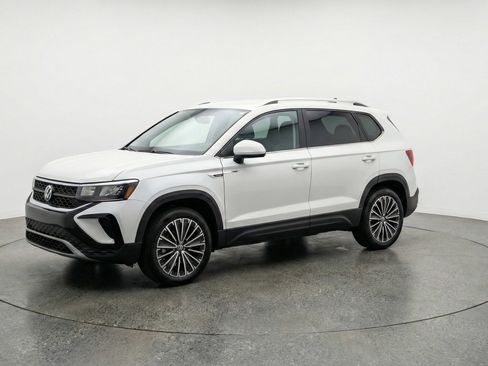 Used 2025 Volkswagen Taos SE image 3