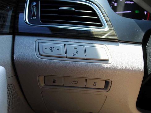 Used 2016 Hyundai Sonata Limited w/ Option Group 04 FWD image 16