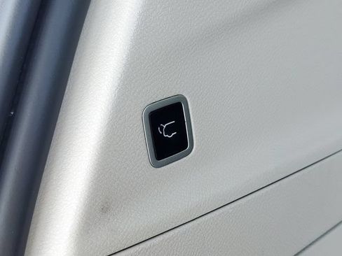 Used 2023 Chrysler Pacifica Touring-L FWD image 37