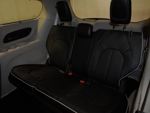 New 2023 Chrysler Pacifica Limited w/ Uconnect Theater Family Group image 18