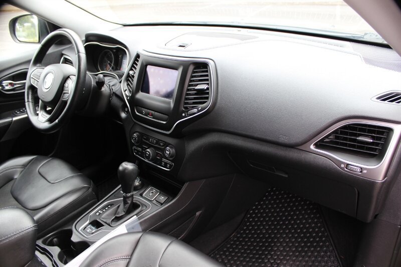 Used 2019 Jeep Cherokee Latitude Plus w/ Cold Weather Group AWD/4WD image 17