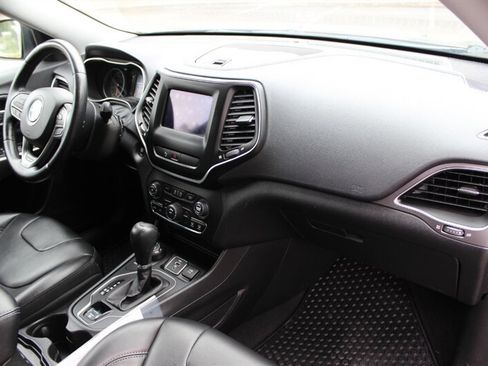 Used 2019 Jeep Cherokee Latitude Plus w/ Cold Weather Group AWD/4WD image 17
