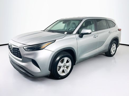 Used 2023 Toyota Highlander L FWD image 3