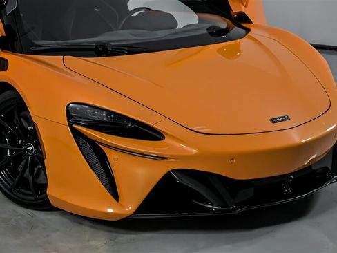 Used 2023 McLaren Artura RWD image 3