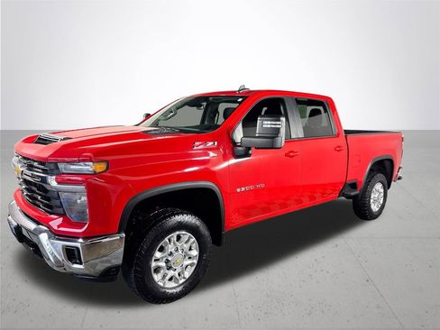 Used 2024 Chevrolet Silverado 2500 LT image 2