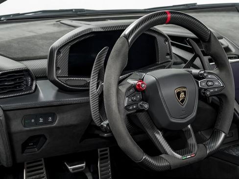 Used 2024 Lamborghini Revuelto image 12