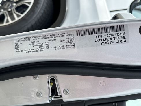 New 2025 Jeep Wagoneer 4WD w/ Premium Group I image 38