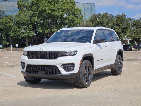 New 2025 Jeep Grand Cherokee Altitude image 2