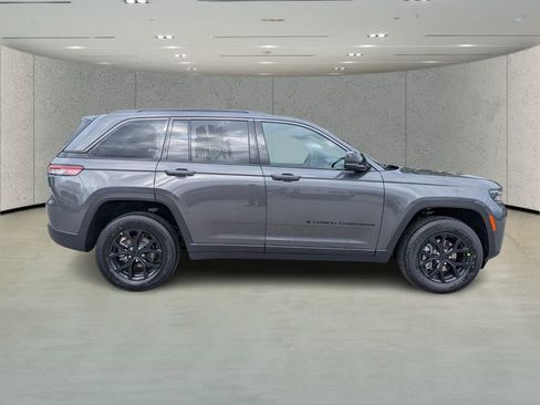 New 2026 Jeep Grand Cherokee Altitude image 3