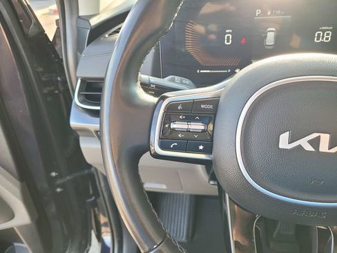 Used 2025 Kia Carnival FWD image 18