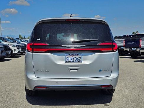 Used 2023 Chrysler Pacifica Touring-L FWD image 5