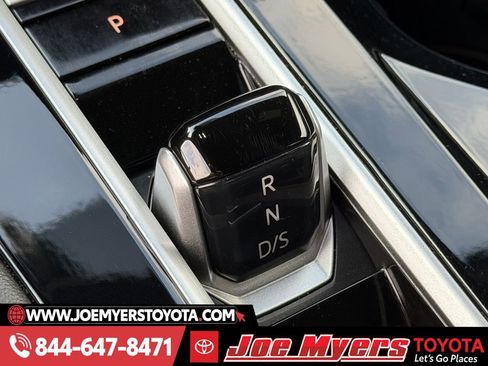 Used 2025 Volkswagen Atlas Cross Sport SE image 21