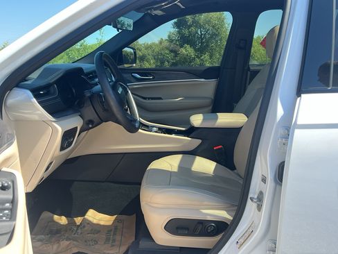 Used 2023 Jeep Grand Cherokee Limited w/ Luxury Tech Group II AWD/4WD image 13