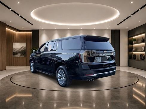 Used 2025 Chevrolet Suburban Premier AWD/4WD image 4