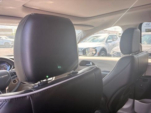 Used 2023 Chrysler Pacifica Limited FWD image 28