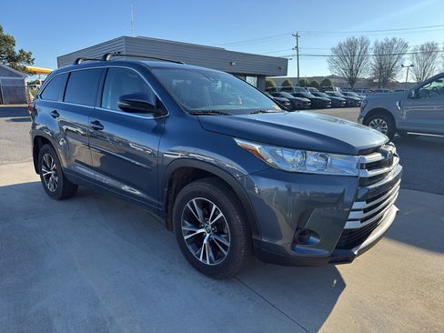 Used 2017 Toyota Highlander LE image 3