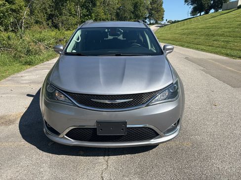 Used 2018 Chrysler Pacifica Touring-L FWD image 8
