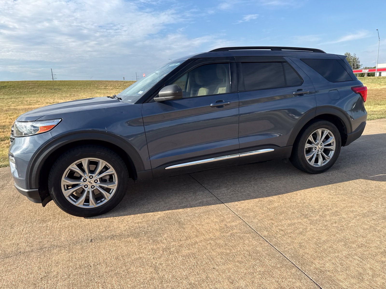 Used 2021 Ford Explorer XLT w/ Equipment Group 202A RWD image 20