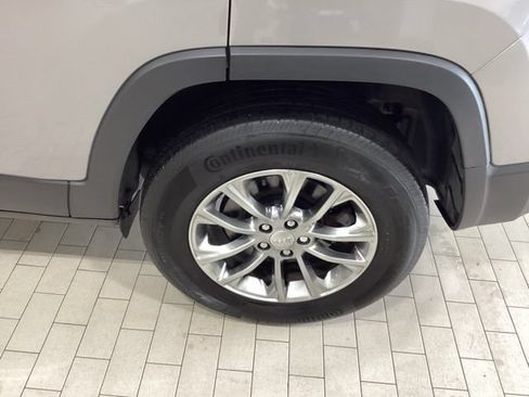 Used 2019 Jeep Cherokee Latitude Plus w/ Comfort/Convenience Group AWD/4WD image 20