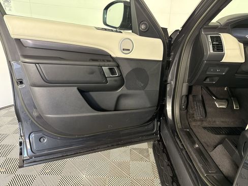 Used 2024 Land Rover Discovery Metropolitan Edition image 18