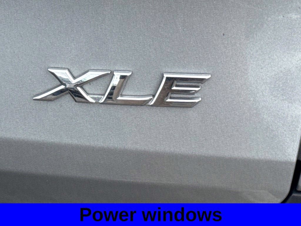 Used 2025 Toyota Sienna XLE FWD image 5
