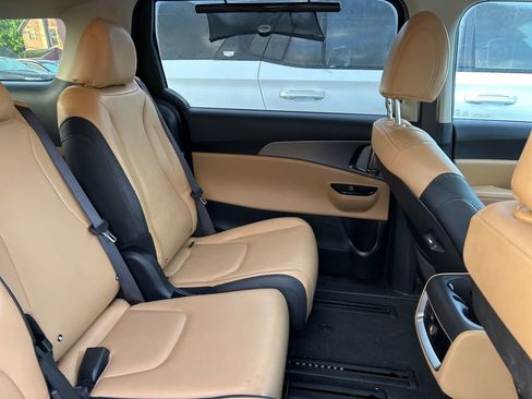 Used 2024 Kia Carnival LX image 10