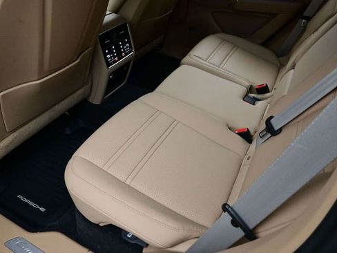 Certified 2023 Porsche Cayenne Platinum Edition image 15