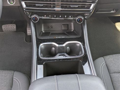 Used 2025 Chevrolet Traverse LT image 19