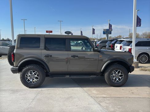 New 2025 Ford Bronco Badlands image 5