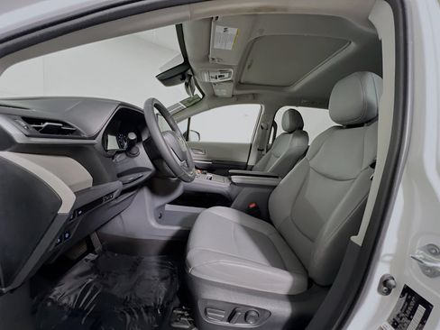 Used 2023 Toyota Sienna XLE FWD image 15