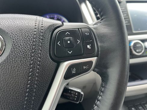 Used 2018 Toyota Highlander XLE AWD/4WD image 28
