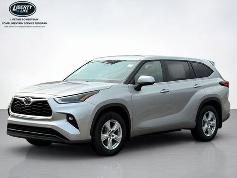 Used 2023 Toyota Highlander LE FWD image 7