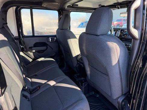 Used 2025 Jeep Gladiator Sport image 16