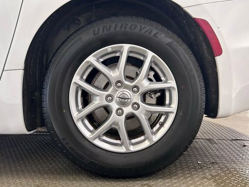 Used 2023 Chrysler Pacifica Touring-L FWD image 30
