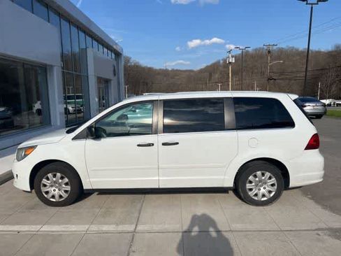 Used 2013 Volkswagen Routan S image 2