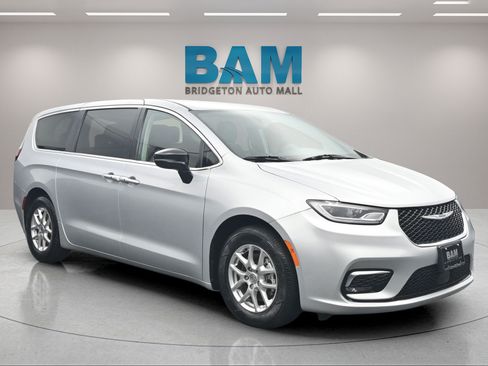 Used 2024 Chrysler Pacifica Touring-L FWD image 1
