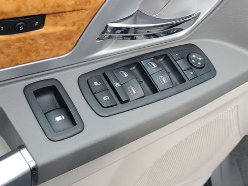 Used 2010 Chrysler Town & Country Limited w/ Entertainment Group #3 FWD image 17