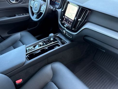 Used 2024 Volvo XC60 B5 Core image 17