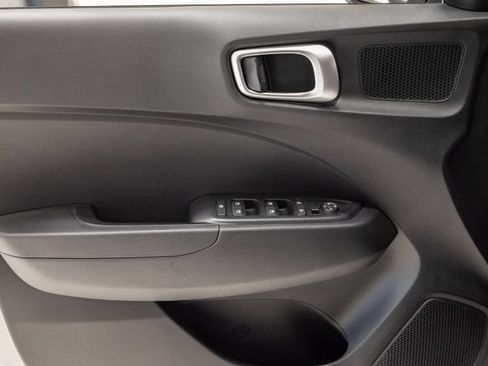 Used 2025 Hyundai Venue SEL FWD image 8