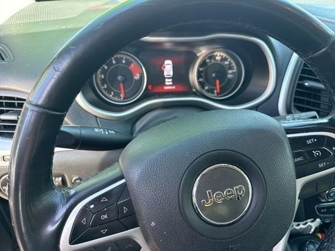 Used 2016 Jeep Cherokee Trailhawk w/ Comfort/Convenience Group AWD/4WD image 3