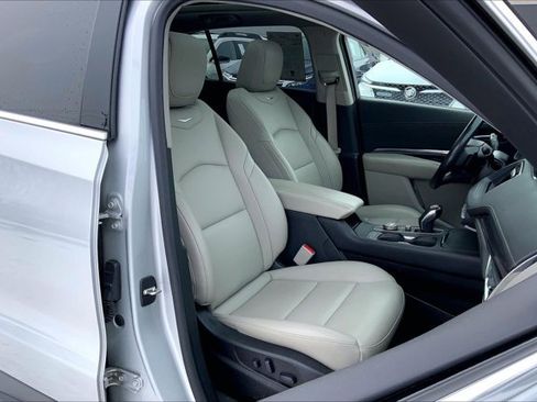 Used 2019 Cadillac XT4 Luxury w/ Cold Weather Package image 6