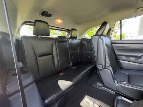 Used 2021 Toyota Highlander XLE AWD/4WD image 33