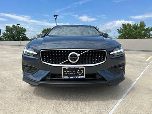 Certified 2025 Volvo V60 B5 Cross Country Plus AWD/4WD image 2