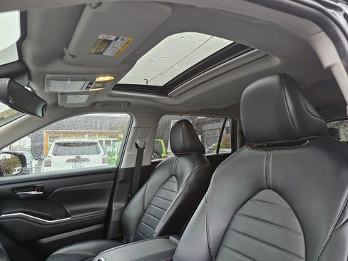 Used 2023 Toyota Highlander XLE image 19