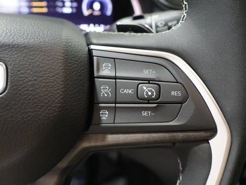 Certified 2023 Jeep Grand Cherokee Limited w/ Luxury Tech Group II AWD/4WD image 41