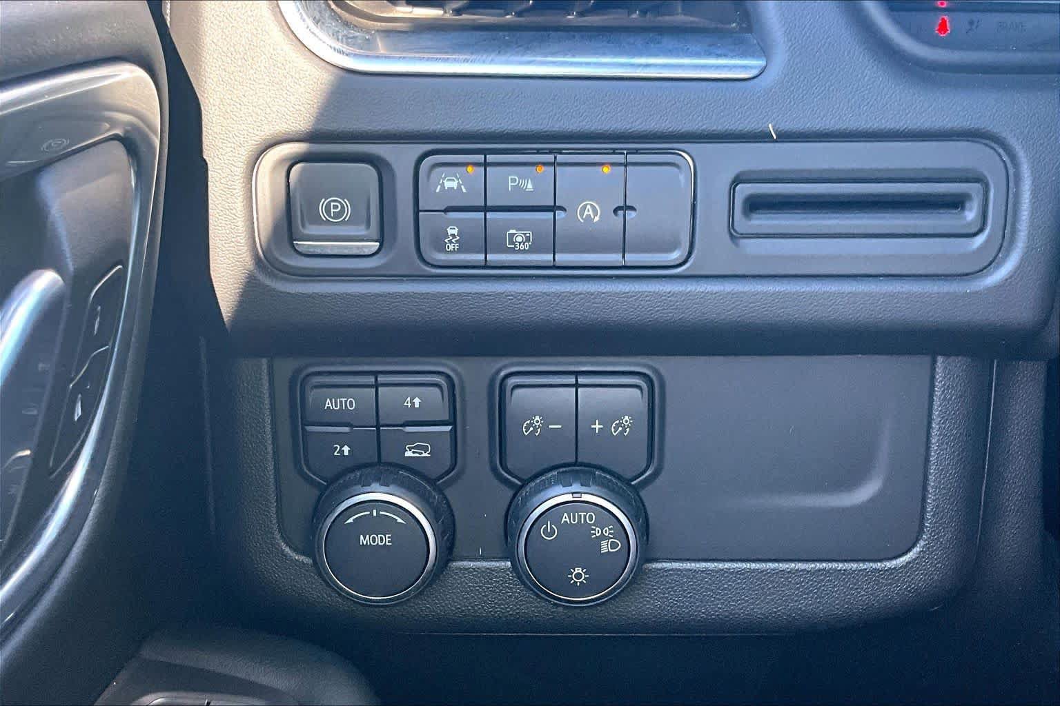 Used 2023 Chevrolet Suburban RST w/ Luxury Package AWD/4WD image 29