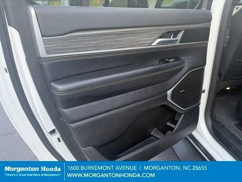 Used 2024 Jeep Wagoneer L Series II w/ Flexible Seating Group AWD/4WD image 28