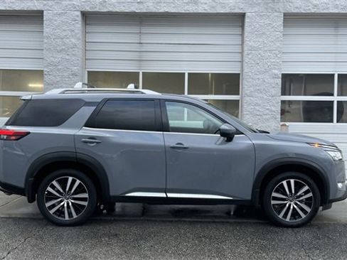 Used 2025 Nissan Pathfinder Platinum image 1