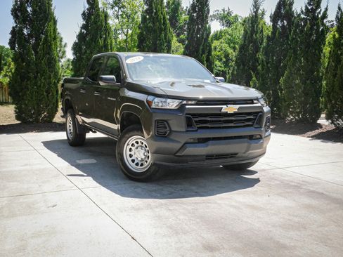 Used 2024 Chevrolet Colorado W/T RWD image 2