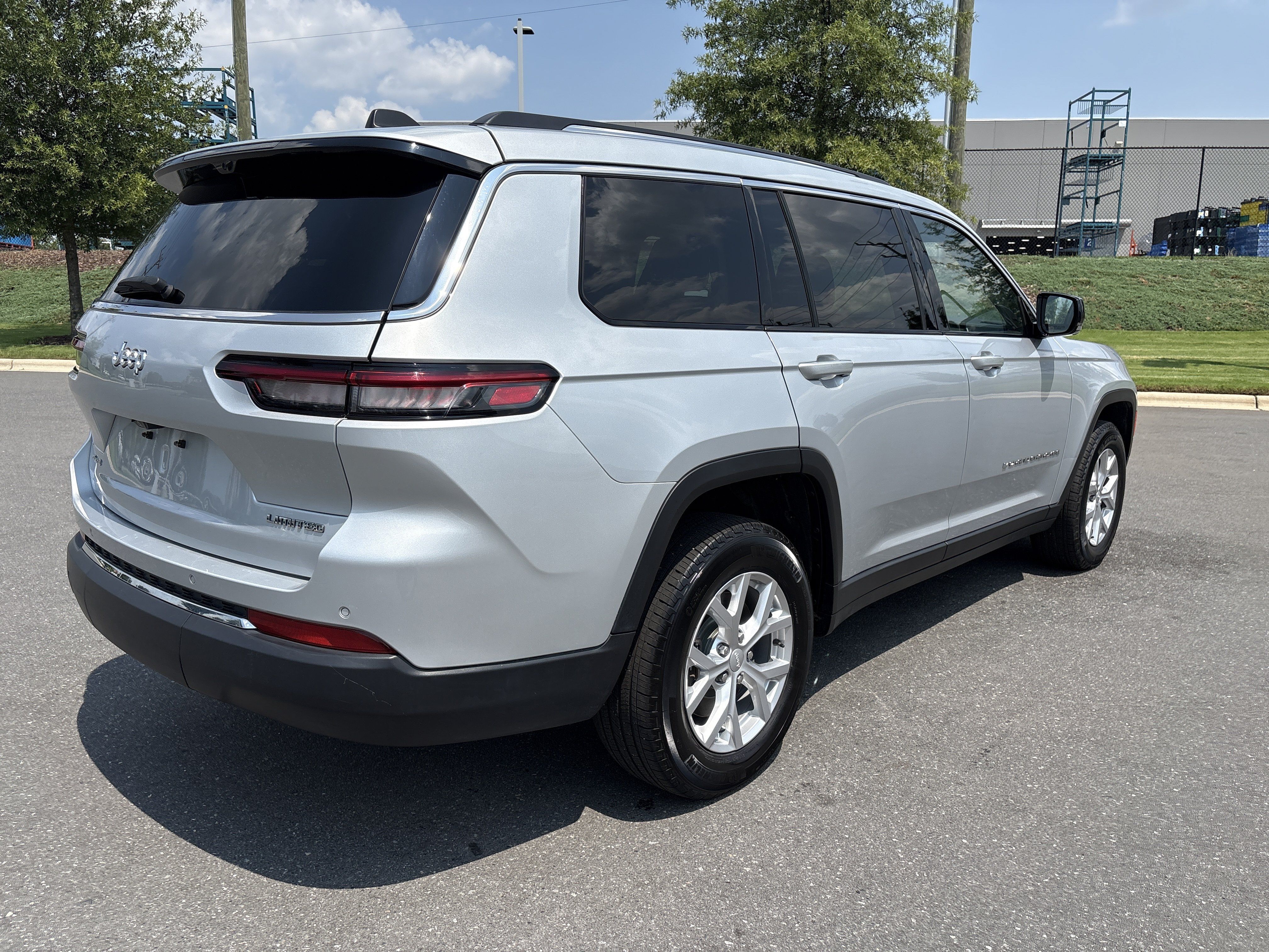 Used 2023 Jeep Grand Cherokee L Limited w/ Luxury Tech Group II AWD/4WD image 9